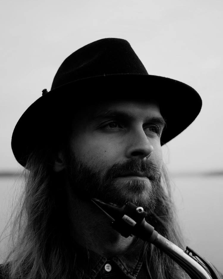 Portrait of Björn in a hat, with his saxophone